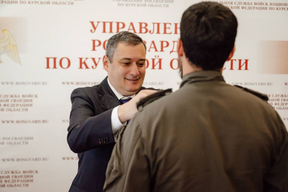 Александр Хинштейн вручил награды курским росгвардейцам