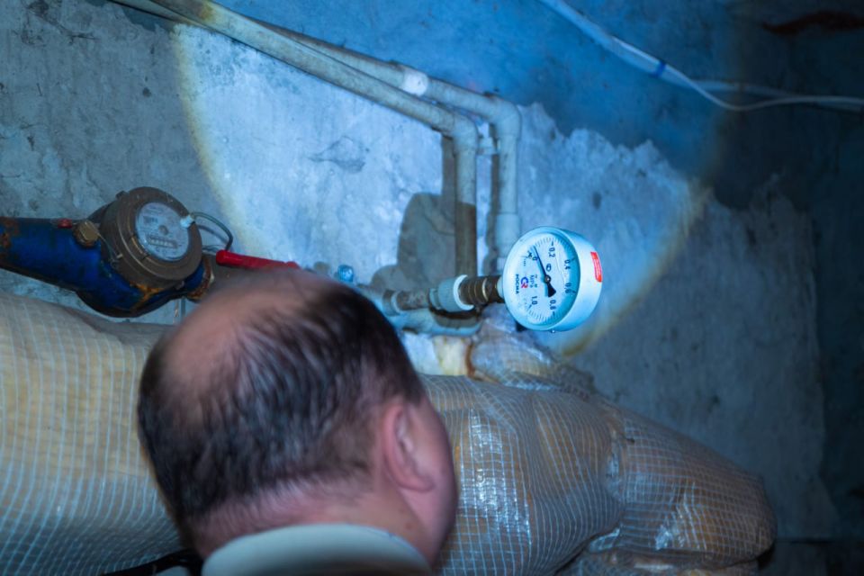 Специалисты выяснят причину низкого давления холодной воды в доме на Московском переулке