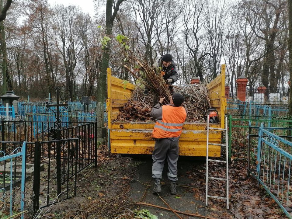 С Никитского кладбища в Курске вывезено почти 60 кубометров мусора