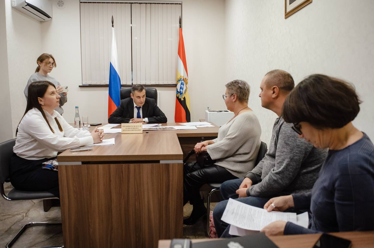 На личном приеме граждан губернатор рассмотрел 13 вопросов курян