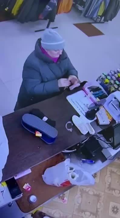 Сеймским отделом полиции устанавливается личность женщины, обоснованно подозреваемой в хищении денежных средств с утерянной банковской карты