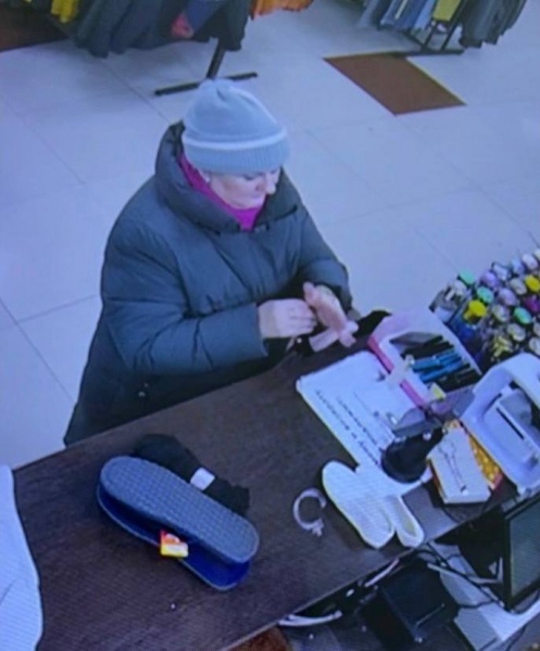 В Курске полиция ищет похитившую с чужой каты деньги женщину