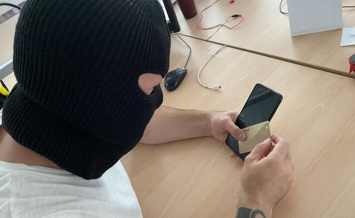 Курянин отдал 1,3 млн рублей за картинку с автомобилем