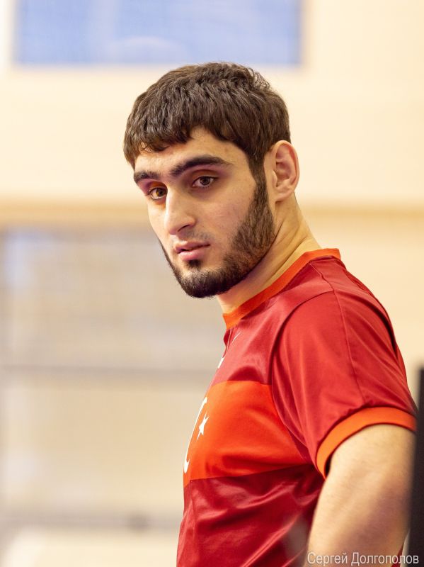 МАСТЕРА СПОРТА. Министр спорта России, президент Олимпийского комитета страны Михаил Дегтярев присвоил звание мастеров спорта России Дарье Черных (практическая стрельба) и Магомедгаджи Насибову (спорт глухих - вольная борьба)