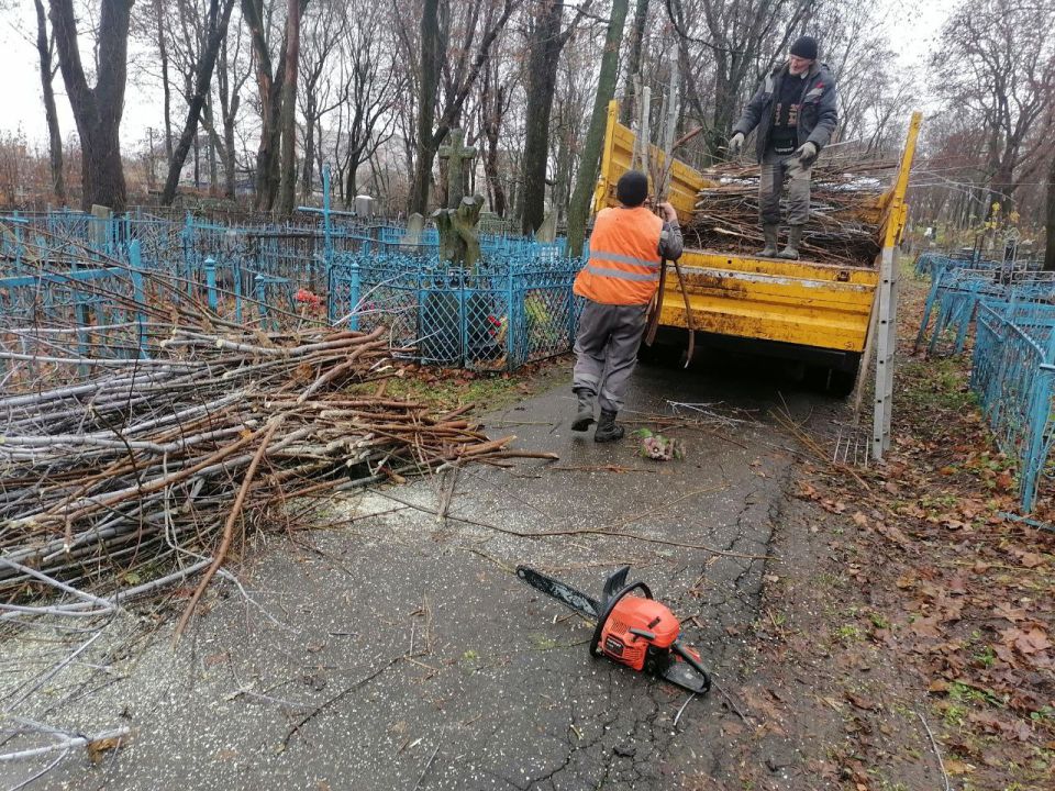 На Никитском кладбище продолжаются работы по благоустройству