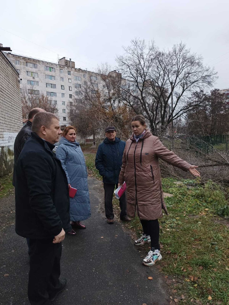 К главе города Евгению Маслову поступали обращения от жителей по поводу того, что на улице Островского, 8, у школы № 38 лежит упавшее дерево