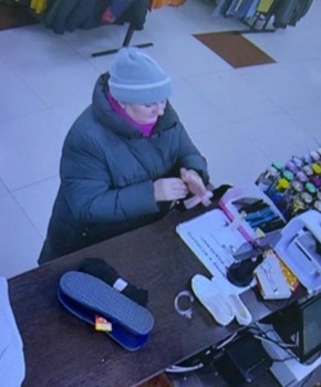 Курские полицейские ищут женщину, которая расплачивалась чужой картой