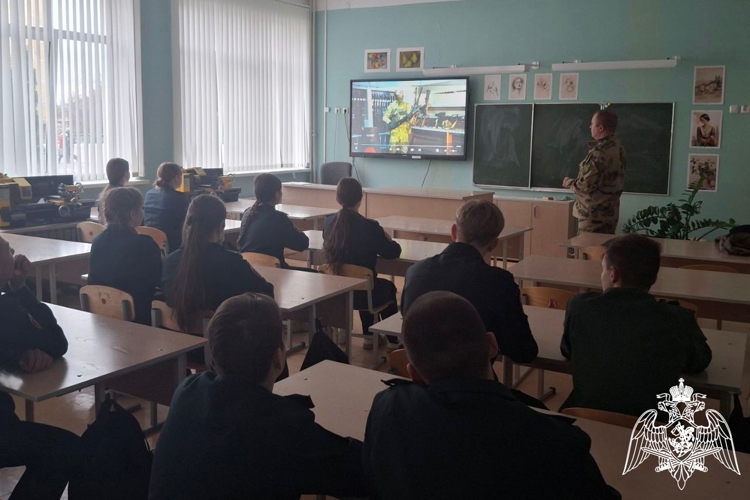 Офицеры Росгвардии провели уроки мужества для курских школьников