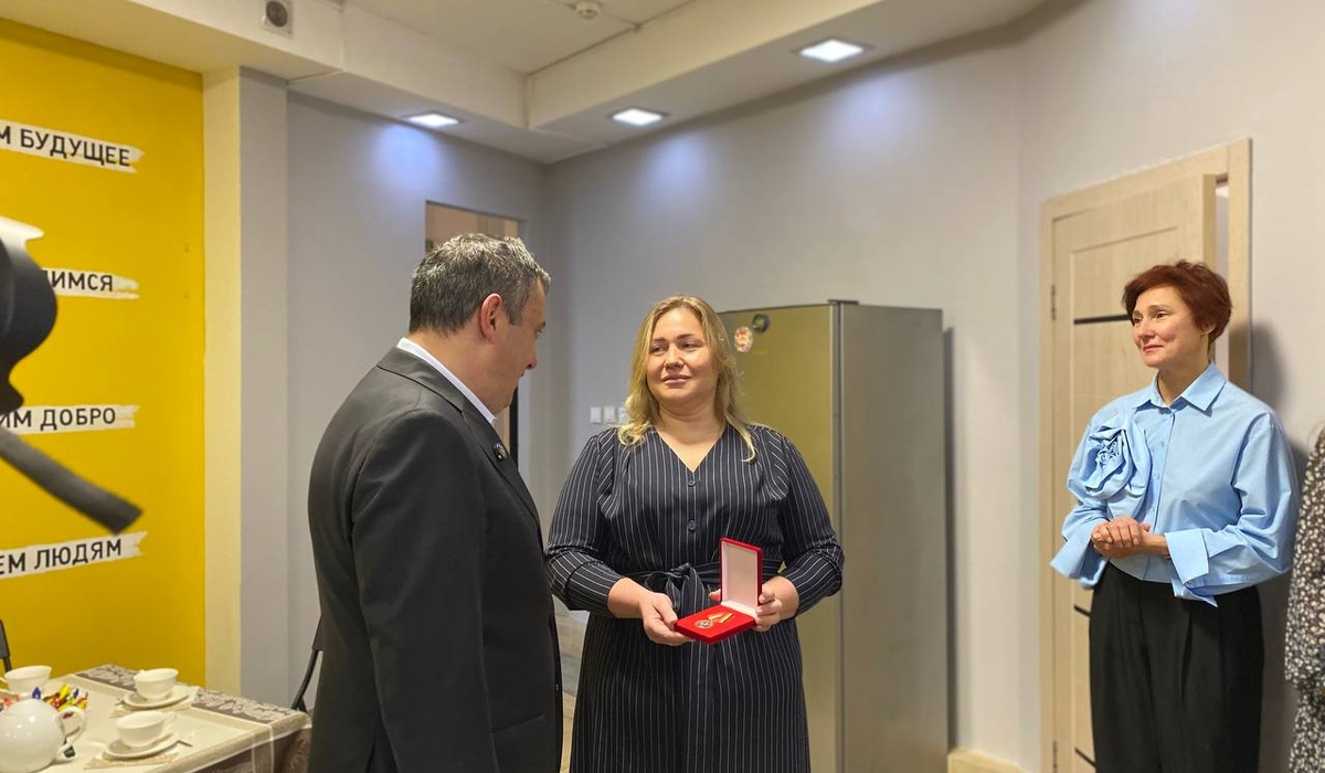 Волонтер Светлана Козина получила медаль «Защитник Курской области»