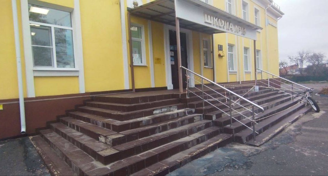 Подрядчик в рамках гарантийных обязательств устранит недочеты, которые выявлены после ремонта школы № 13. Об этом рассказали в комитете образования города