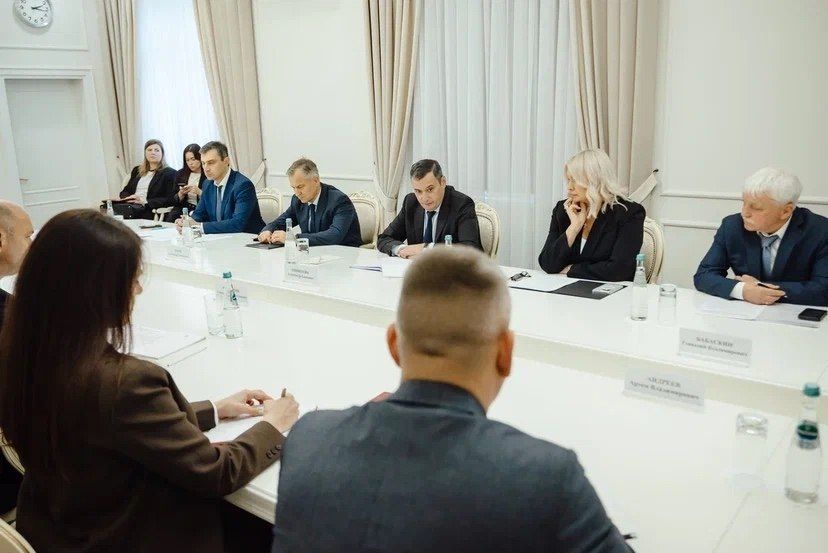 Также с Чрезвычайным и Полномочным Послом Республики Беларусь Александром Рогожником встретился Александр Хинштейн