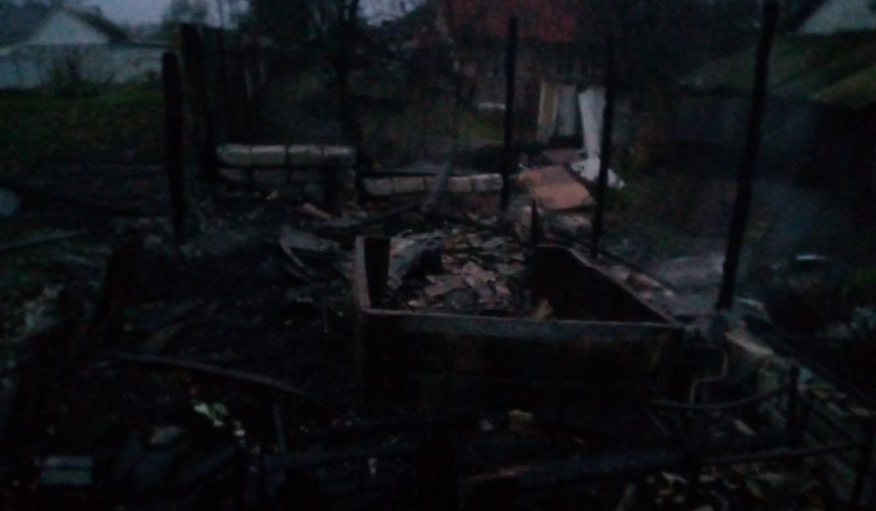 В Курской области пожарные не допустили распространение огня на жилые дома