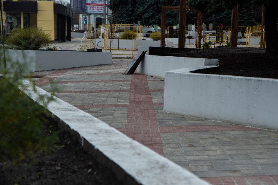 Около ТЦ «Куряночка» завершают укладку плитки