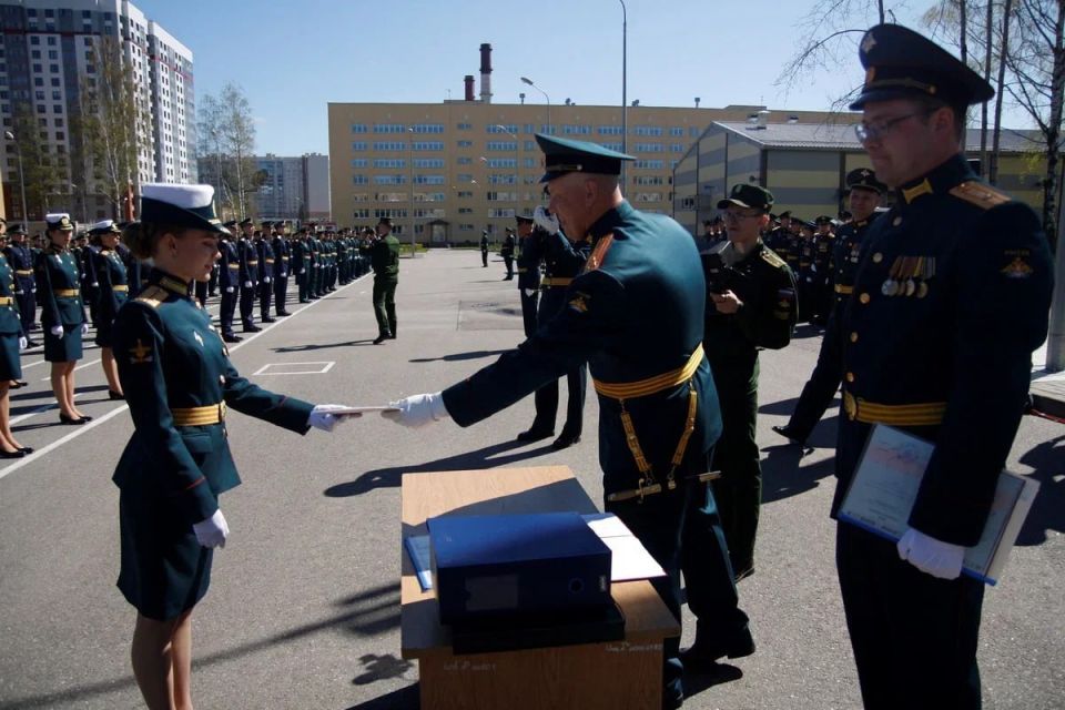 Военная орденов Жукова и Ленина Краснознаменная академия связи имени Маршала Советского Союза С.М.Буденного осуществляет набор курсантов на обучение