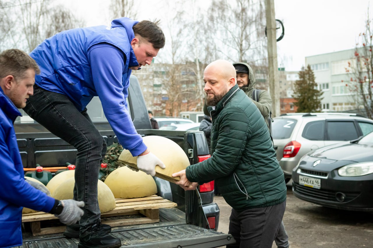 У школы №54 в Курске поставили полусферы, чтобы машины не выезжали на тротуар