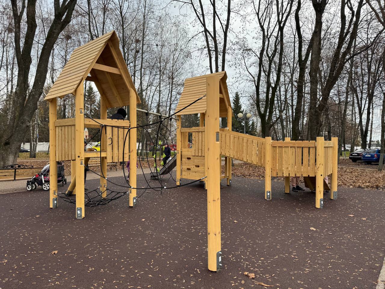 В сквере «Триумф» на проспекте Победы установили новую детскую площадку