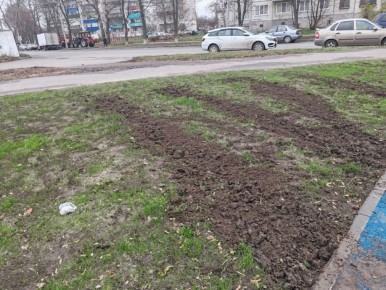 Вандал на автомобиле испортил новую площадку на улице Серегина