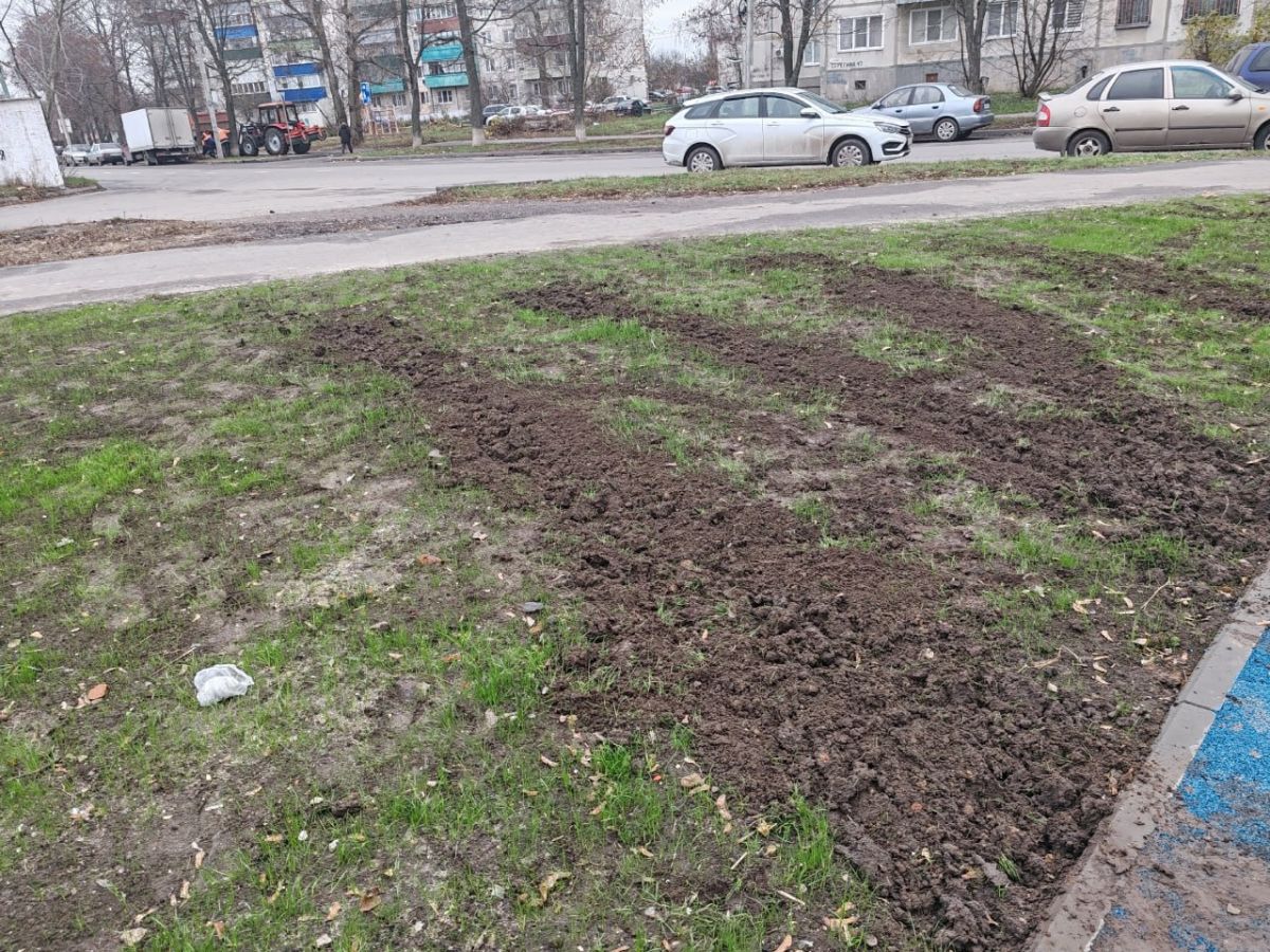Вандал на автомобиле испортил новую площадку на улице Серегина