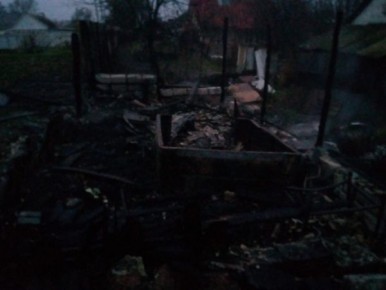 В Рыльске сгорел сарай, но не сгорела хата