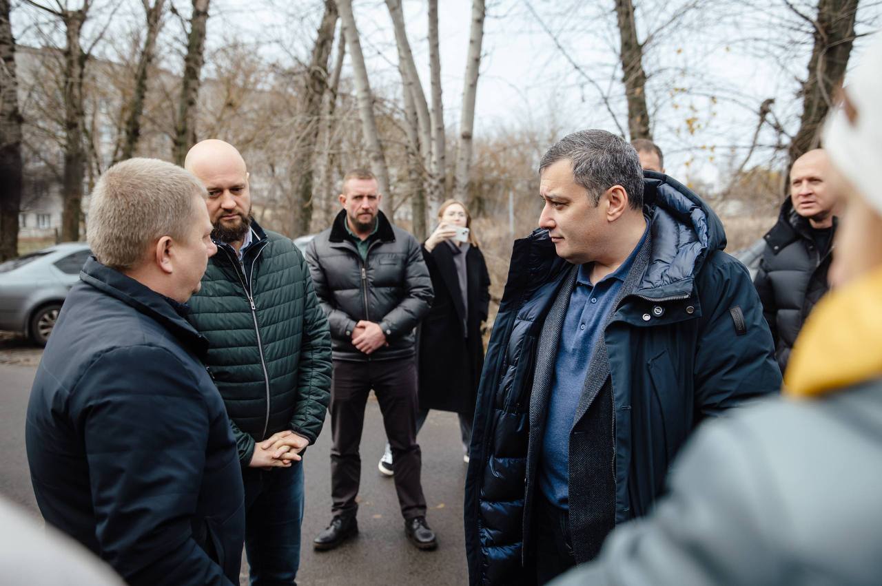 «Дорогу осилит идущий». Александр Хинштейн во время воскресного объезда посетил адреса, где у жителей возникали нарекания на качество ремонта дорог