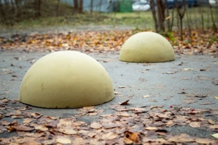 Курские водители сдвинули установленные мэром полусферы возле школы