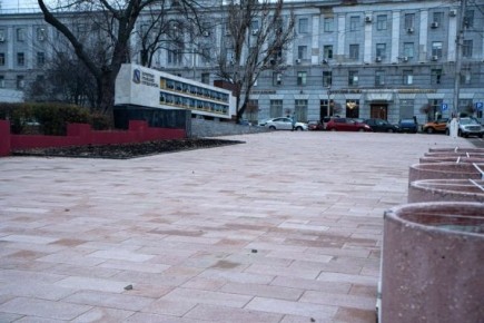 В центре Курска завершают благоустройство территории у почтамта