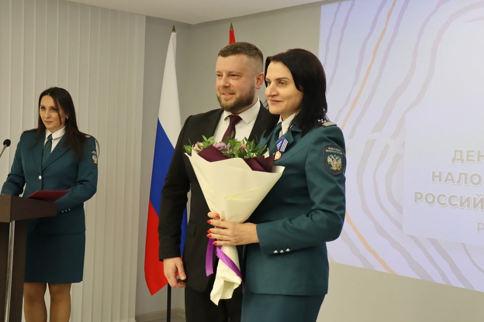 Работникам налоговой службы вручили награды в преддверии профессионального праздника
