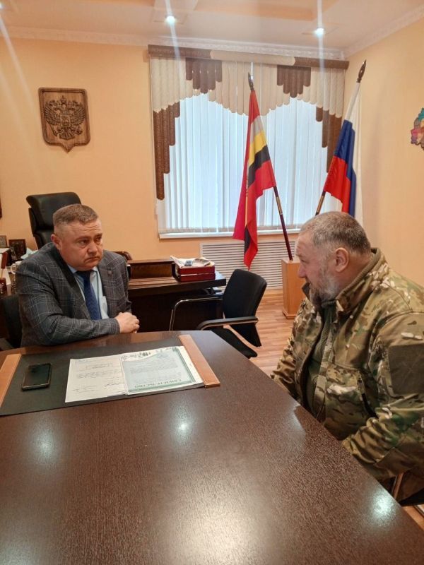 Олег Быковский: Сегодня, 17 ноября 2025 года, в Октябрьском районе состоялась встреча главы района Олега Быковского с военнослужащим дядей Колей, который известен своей службой в разведывательных подразделениях