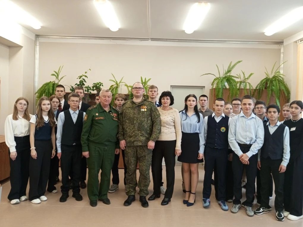 В Медвенской школе прошел Урок мужества « Сквозь призму времени», на котором обучающиеся и педагоги встретились с участником СВО