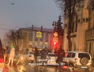 Пять машин столкнулись в центре Курска: подробности аварии от ГАИ