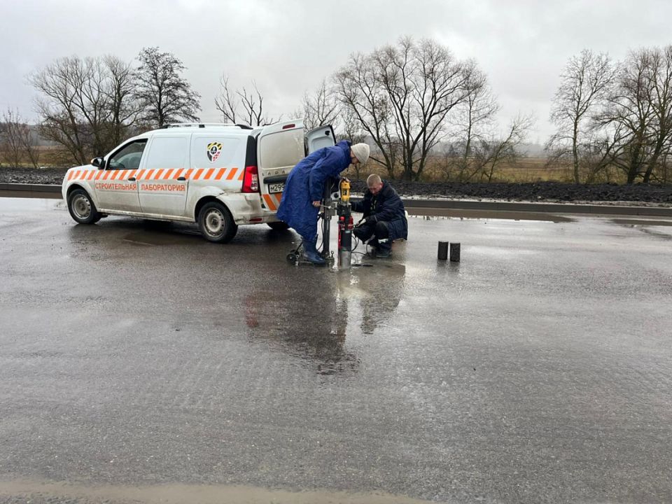 Специалисты строительной лаборатории проверили качество выполненных работ на проспекте Булатова в Курске