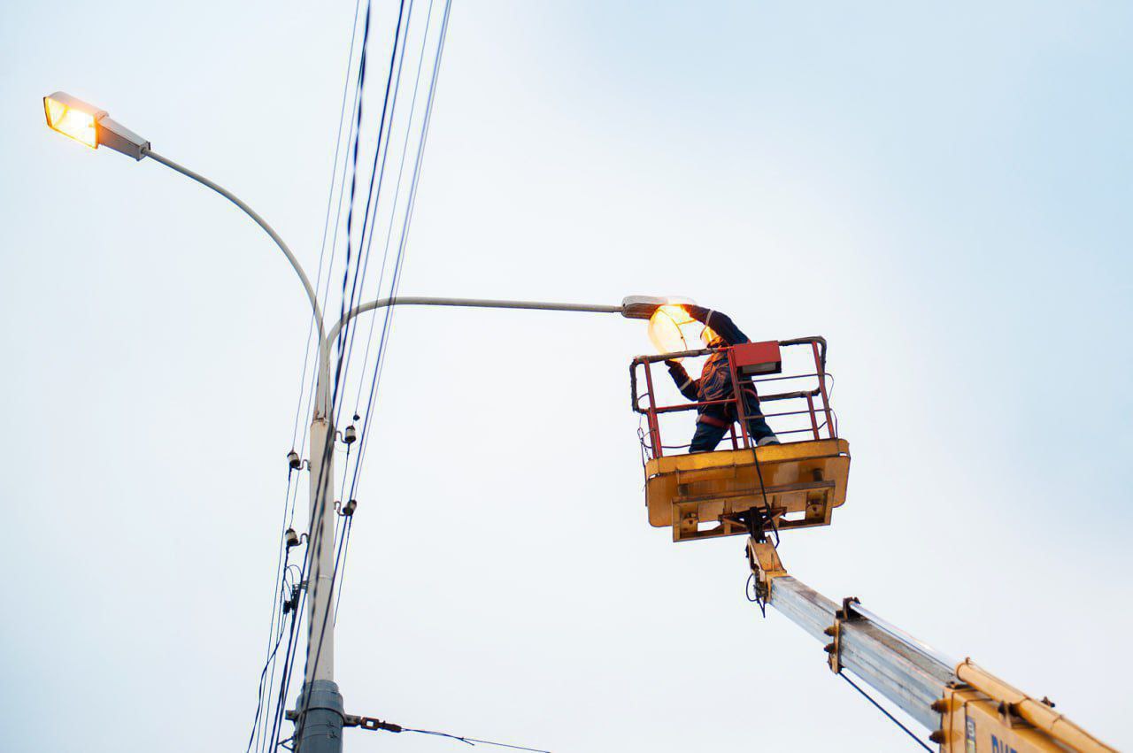 Продолжается ремонт уличного освещения