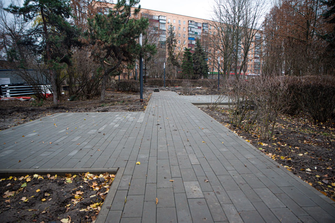 Продолжается благоустройство сквера на улице Интернациональной