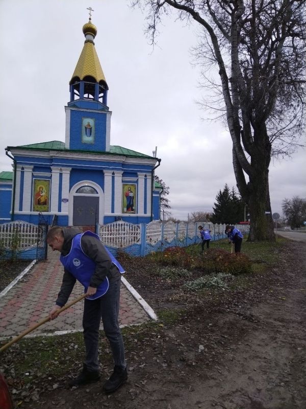 14 ноября волонтеры МКОУ «Бобрышевская СОШ» приняли участие в акции «Храму быть» и помогли навести порядок на территории храма