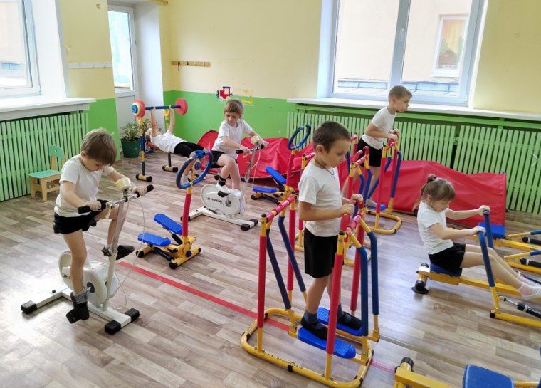 В детском саду №9 юные спортсмены старшей группы номер 1 очень любят заниматься на детских тренажёрах