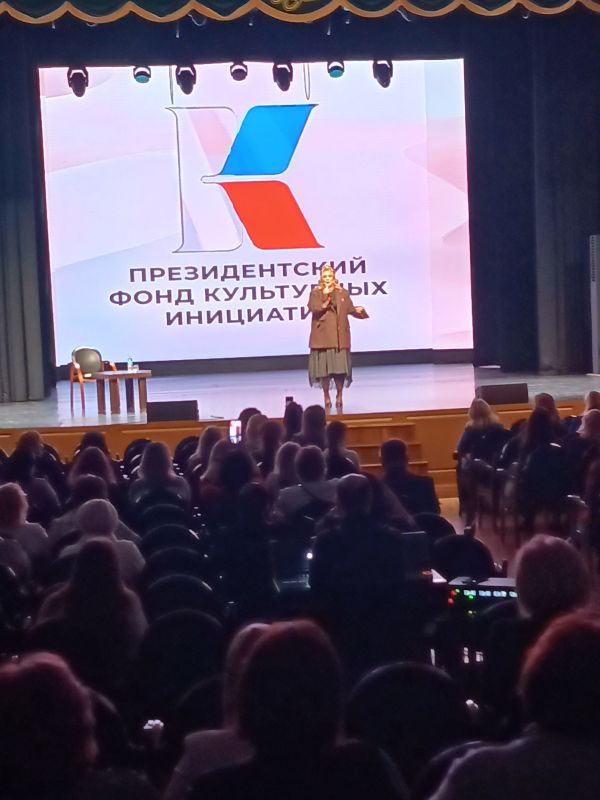 В концертном зале «Свиридовский» генеральный директор Президентского фонда культурных инициатив Роман Карманов встретился с победителями и соискателями грантовой поддержки фонда