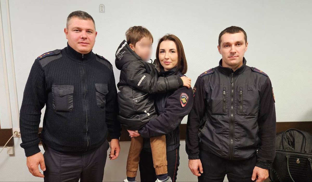 Полицейские в Курске спасли ребенка и его отца из горящей квартиры