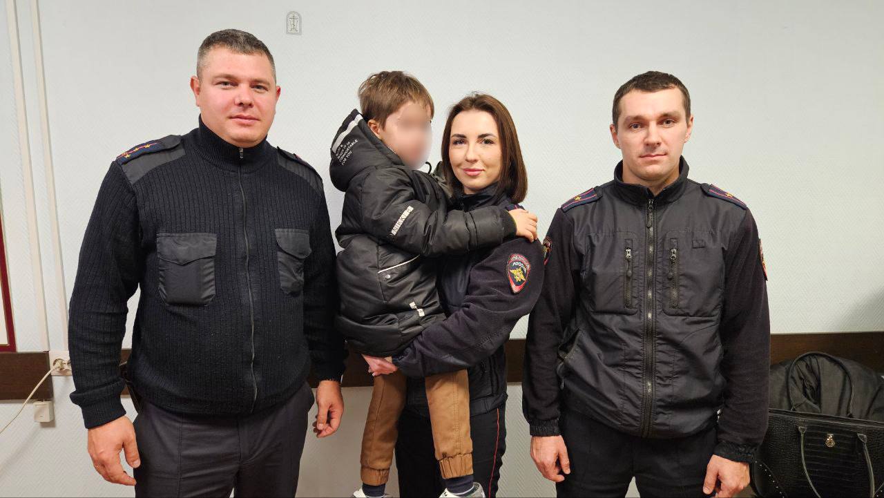 Трое участковых спасли из дымящейся квартиры отца и сына и предотвратили пожар