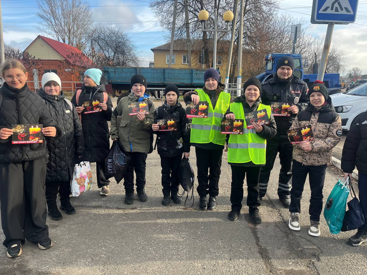 Сотрудники Госавтоинспекции Пристенского района, совместно с участниками отряда ЮИД МКОУ «СОШ № 2 п. Пристень», провели акцию приуроченную ко «Всемирному Дню памяти жертв ДТП»