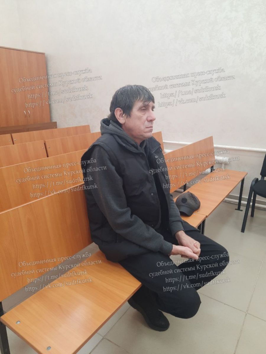 Курянин перевел деньги с телефона спящего незнакомца и получил условный срок