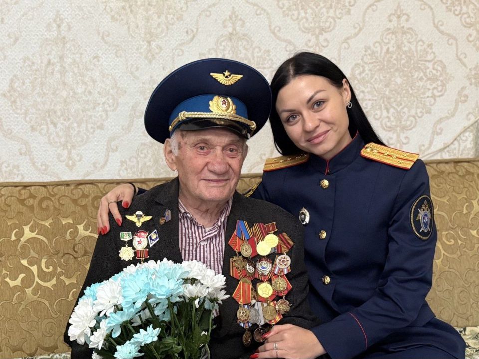 В Курске сотрудники регионального следственного управления СК России поздравили ветерана Великой Отечественной войны с 95-летием