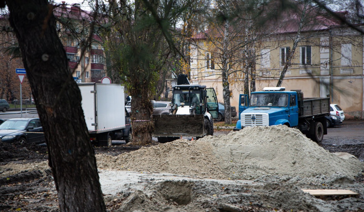 В Курске благоустраивают сквер на улице Интернациональной