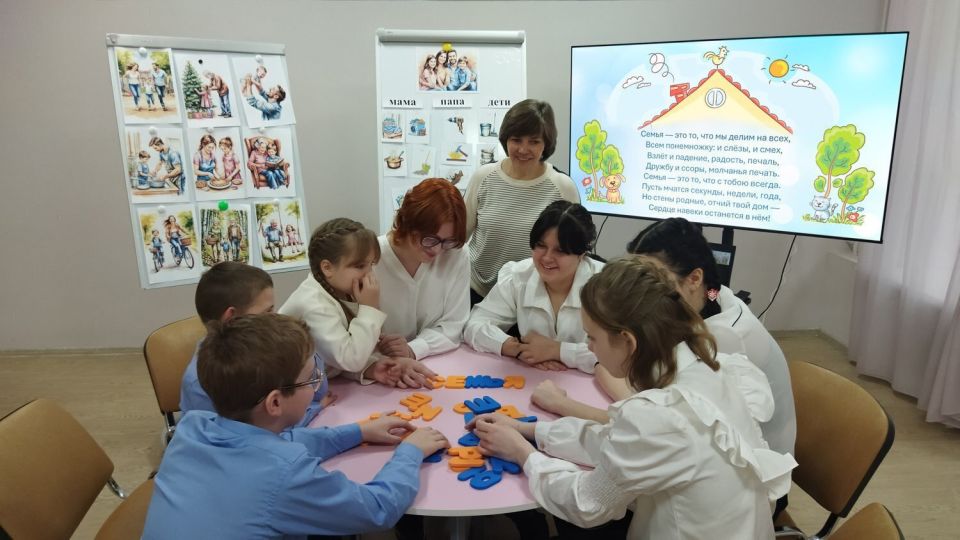 В Железногорском центре социальной помощи семье и детям «Добродея» в рамках реализации национального проекта «Семья», инициированного Президентом Российской Федерации В.В.Путиным, прошло занятие «Семья»