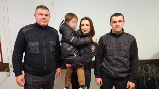 В Курске трое участковых уполномоченных вывели мальчика с отцом из квартиры, где начинался пожар