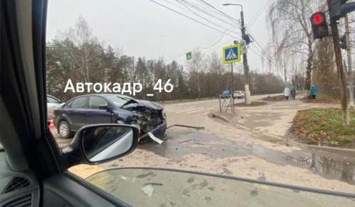 В Курске 19 ноября 2 человека пострадали при столкновении автомобилей