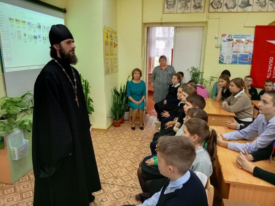 13 ноября 2025 года в МКОУ "Кировская СОШ" прошли тематические встречи с представителями Щигровской епархии