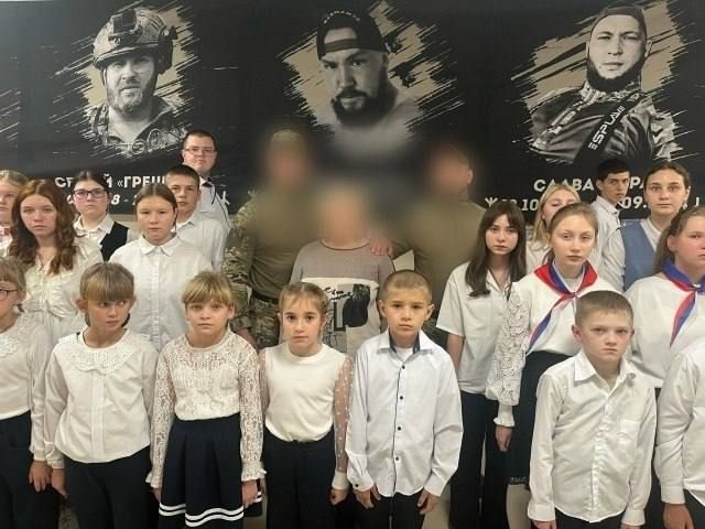 Виктор Петров: В Черновецкой средней школе Пристенского района торжественно открыли «Парту Героя» — важное патриотическое событие в рамках всероссийского образовательного проекта