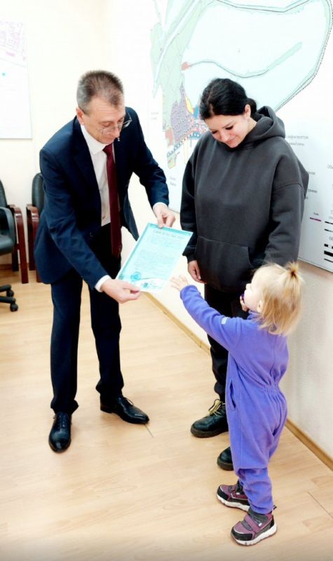 Игорь Корпунков: В 2025 году, в рамках мероприятий государственной программы «Обеспечение доступным и комфортным жильем и коммунальными услугами граждан Российской Федерации», восемь молодых семей, состоящих на учете на...