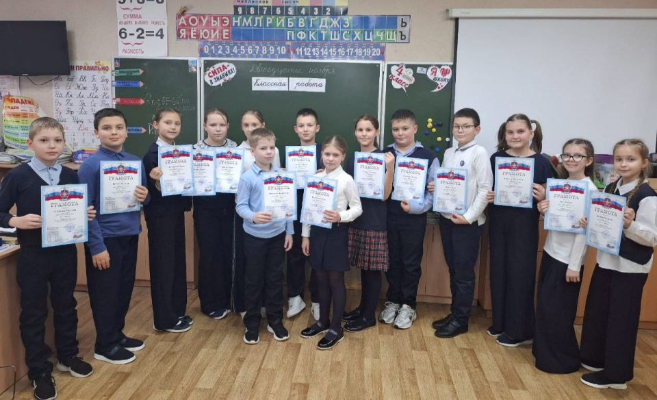 В Курском ЛО МВД России на транспорте подвели итоги конкурса детских рисунков "Эта служба и опасна и трудна"