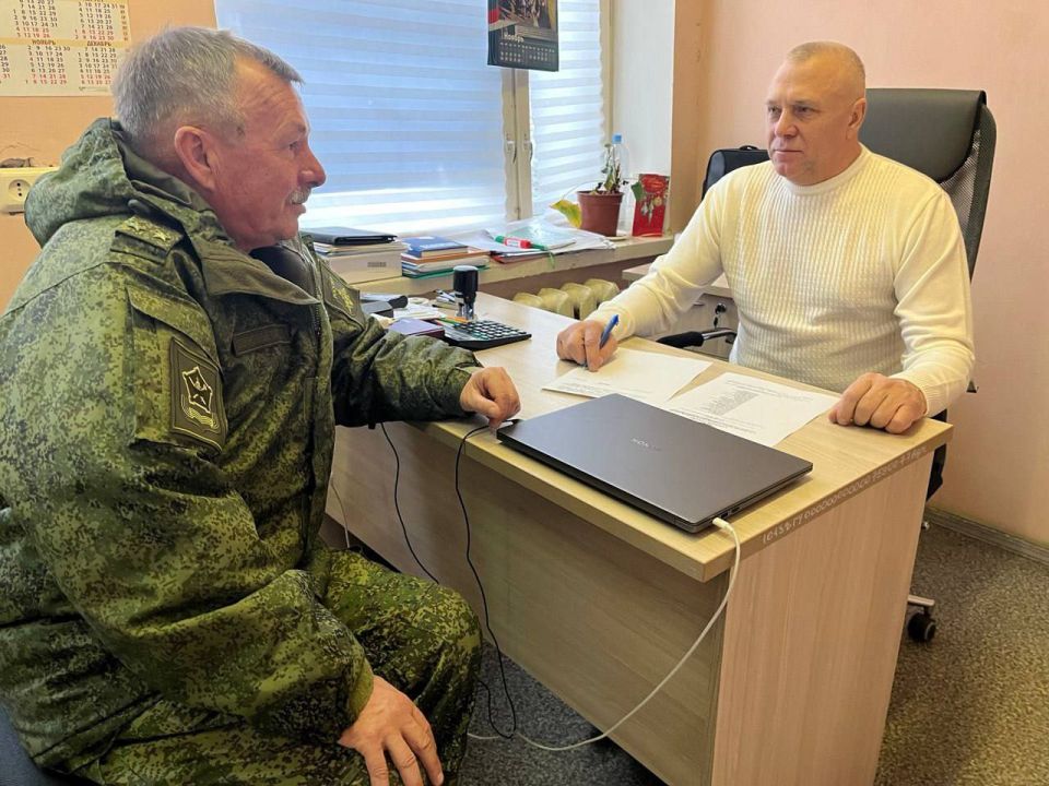 Павел Золотарев: Встретился с военкомом Глушковского района, подполковником А.Л. Полетыкиным. Обсудили ключевые моменты осенней призывной кампании текущего года